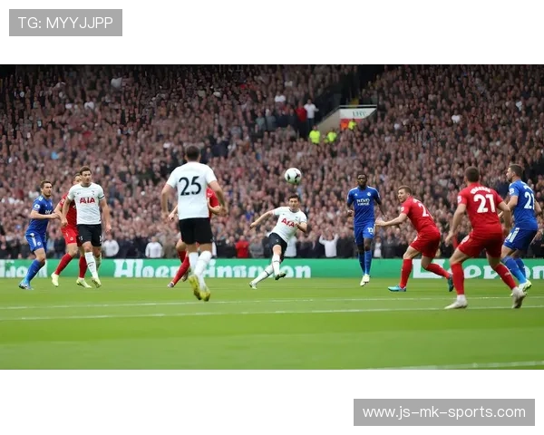 多特雷纳斜线传球助攻锋线顺势破门，完美演绎足球场上的精彩瞬间